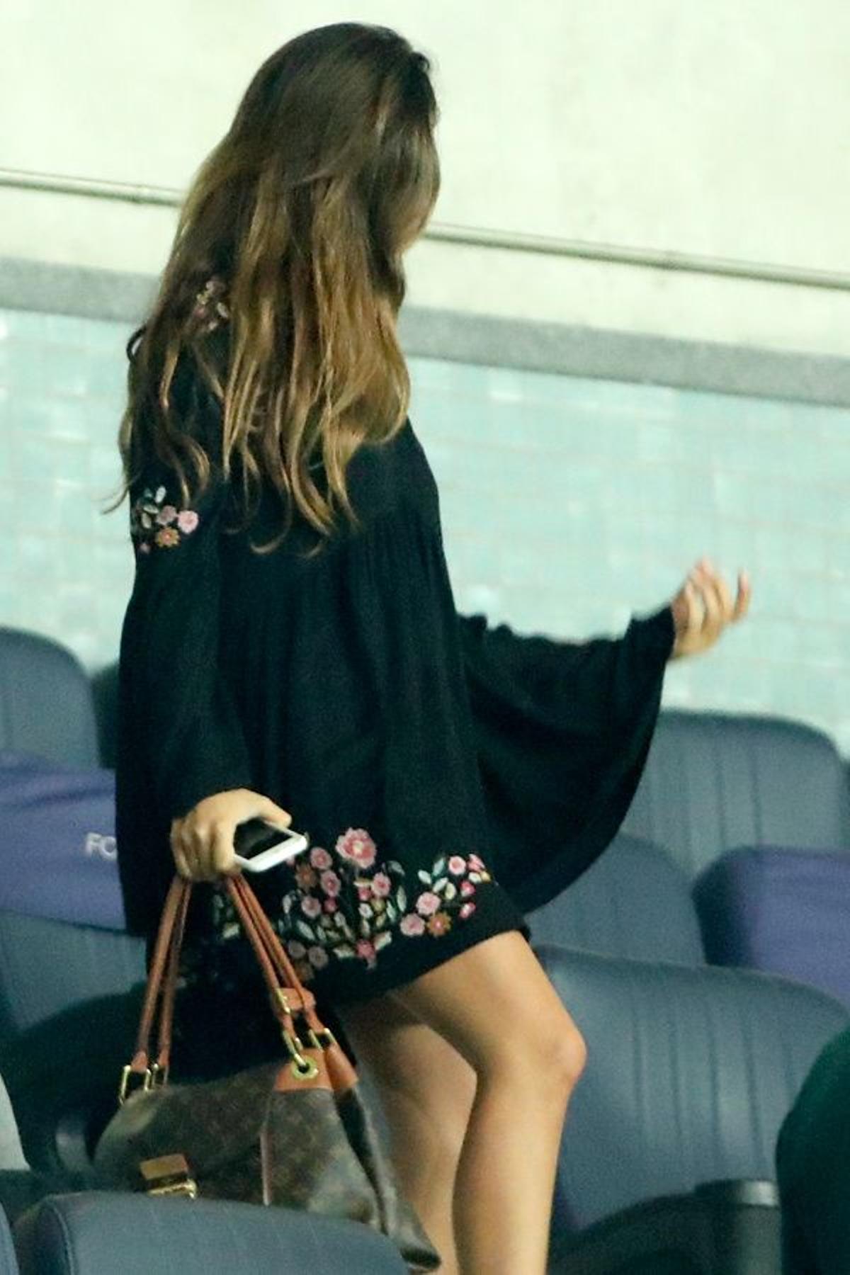 Sara Carbonero con vestido mini negro estampado y bolso de Louis Vuitton
