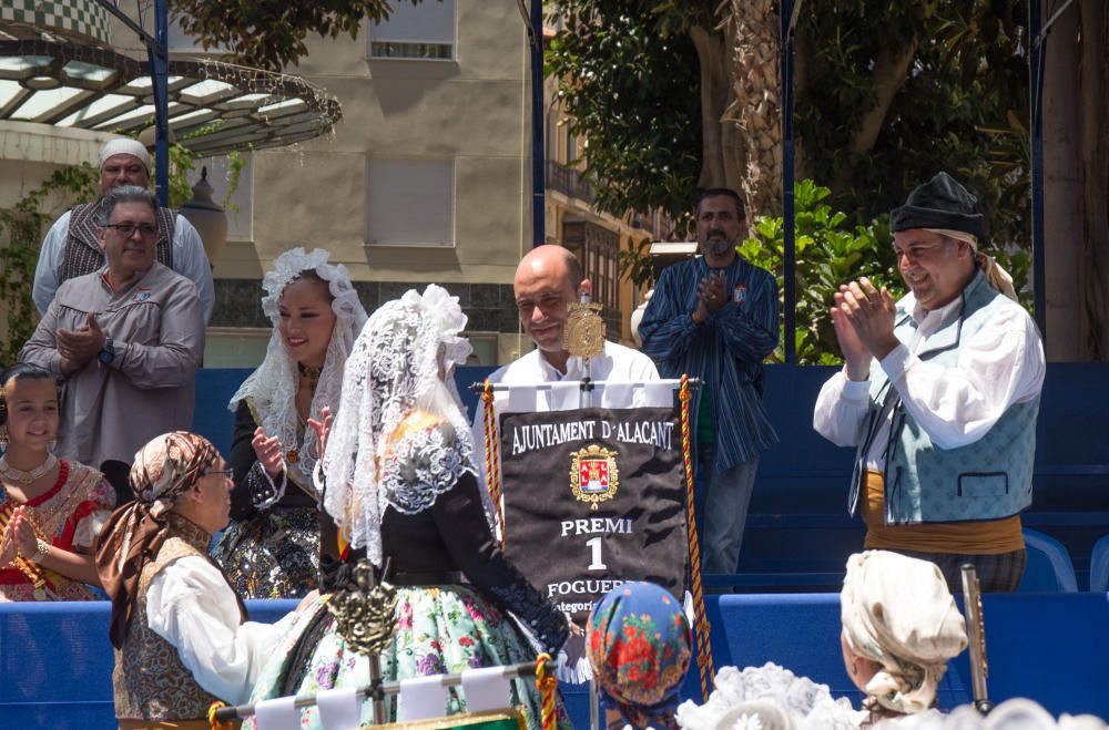 El Desfile de Entrega de Premios culmina con la entrega de más de 600 galardones a hogueras y barracas