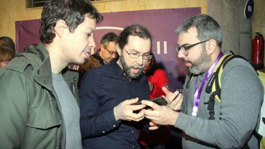 Xuacu Rodríguez, a la derecha, con Emilio León (en el centro) y Segundo González, en el congreso nacional de Podemos, en Vistalegre.