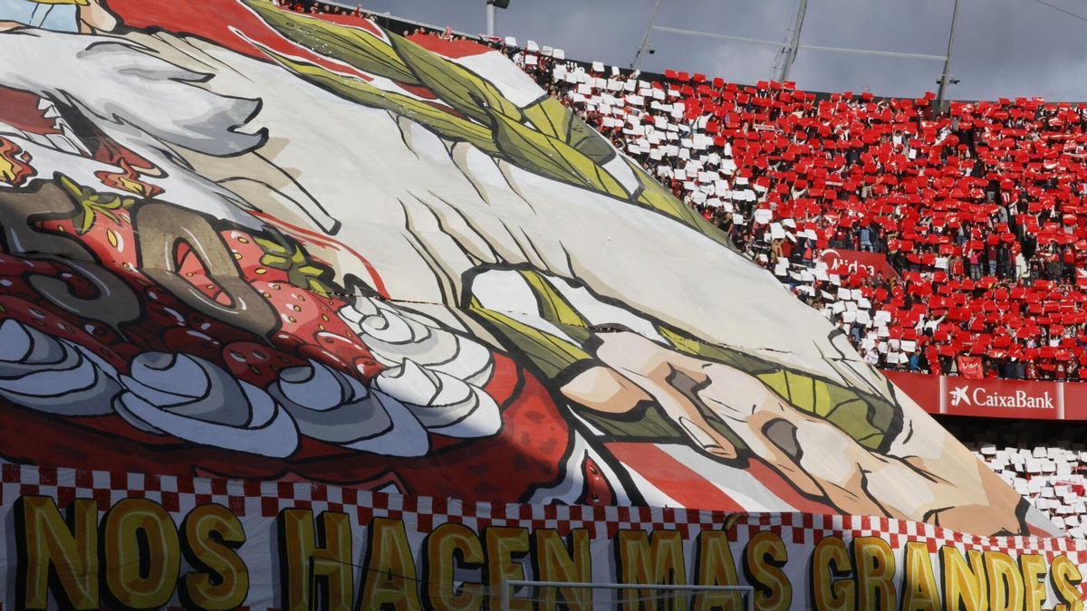 Aficionaos del Sevilla en el Estadio Ramón Sánchez-Pizjuán de Sevilla.
