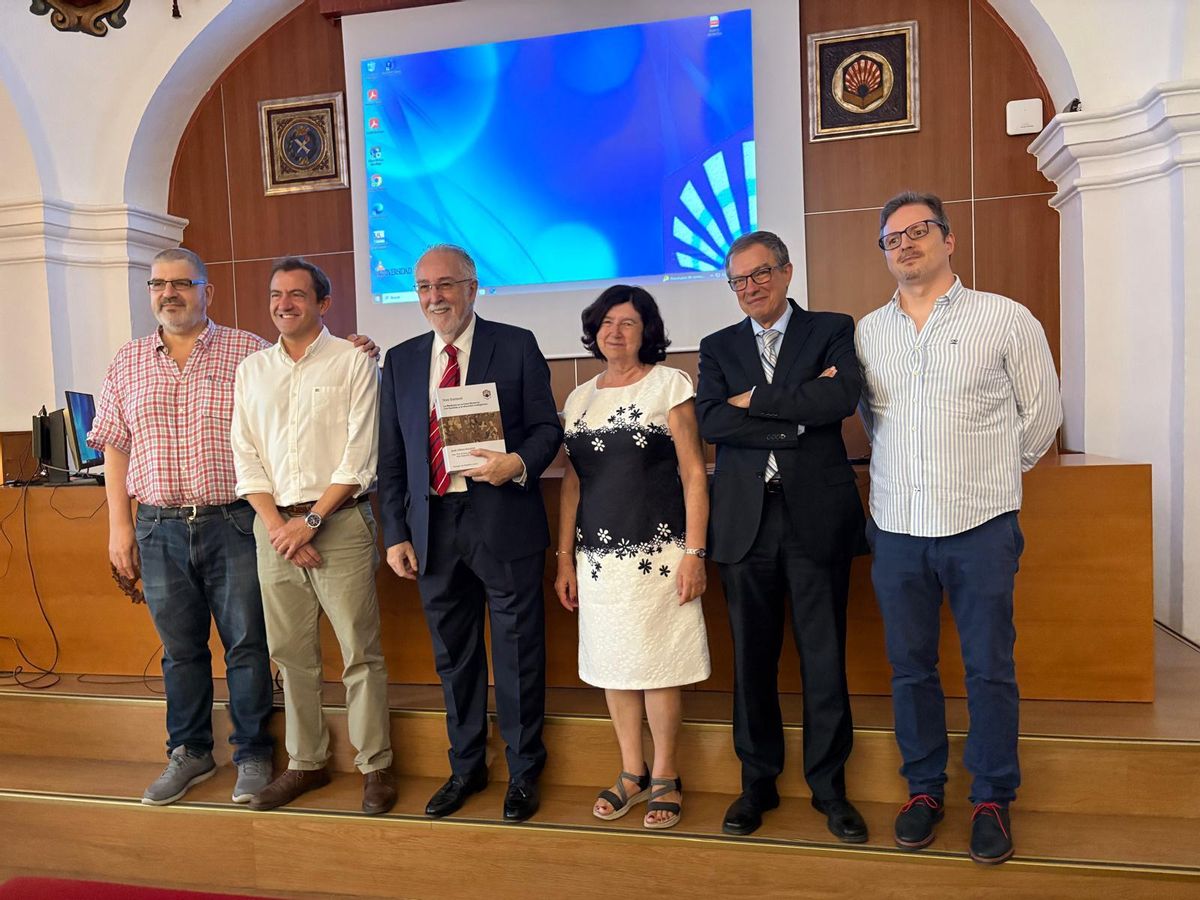 Villero Anuarbe, acompañado tras presentar su trabajo en la Universidad de Córdoba.