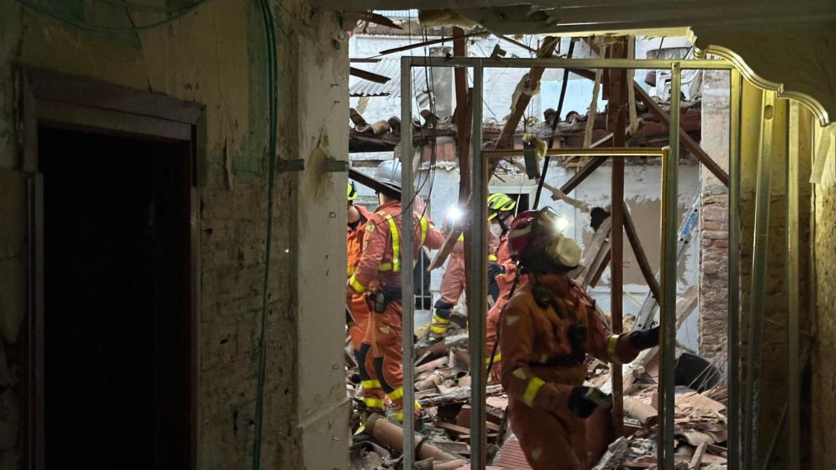 Los bomberos en el interior de la vivienda