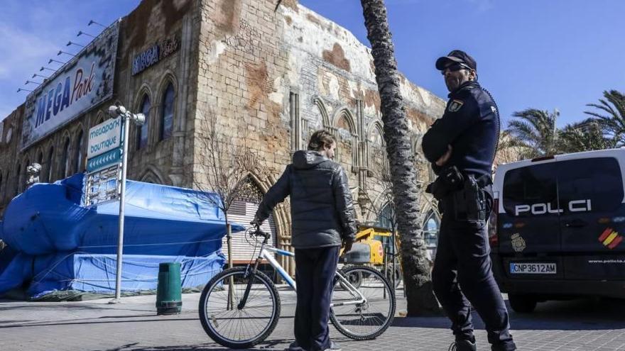 Un agente durante la operación en el complejo Megapark que acabó con la detención de Cursach.