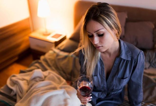 Beure alcohol per dormir millor?