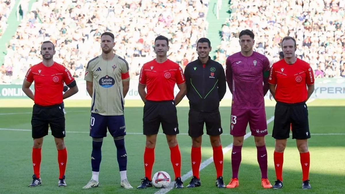 Cid Camacho, tercero izquierda, antes de un partido Córdoba CF-Racing de Ferrol celebrado en el Bahrain Victorious Nuevo Arcángel.