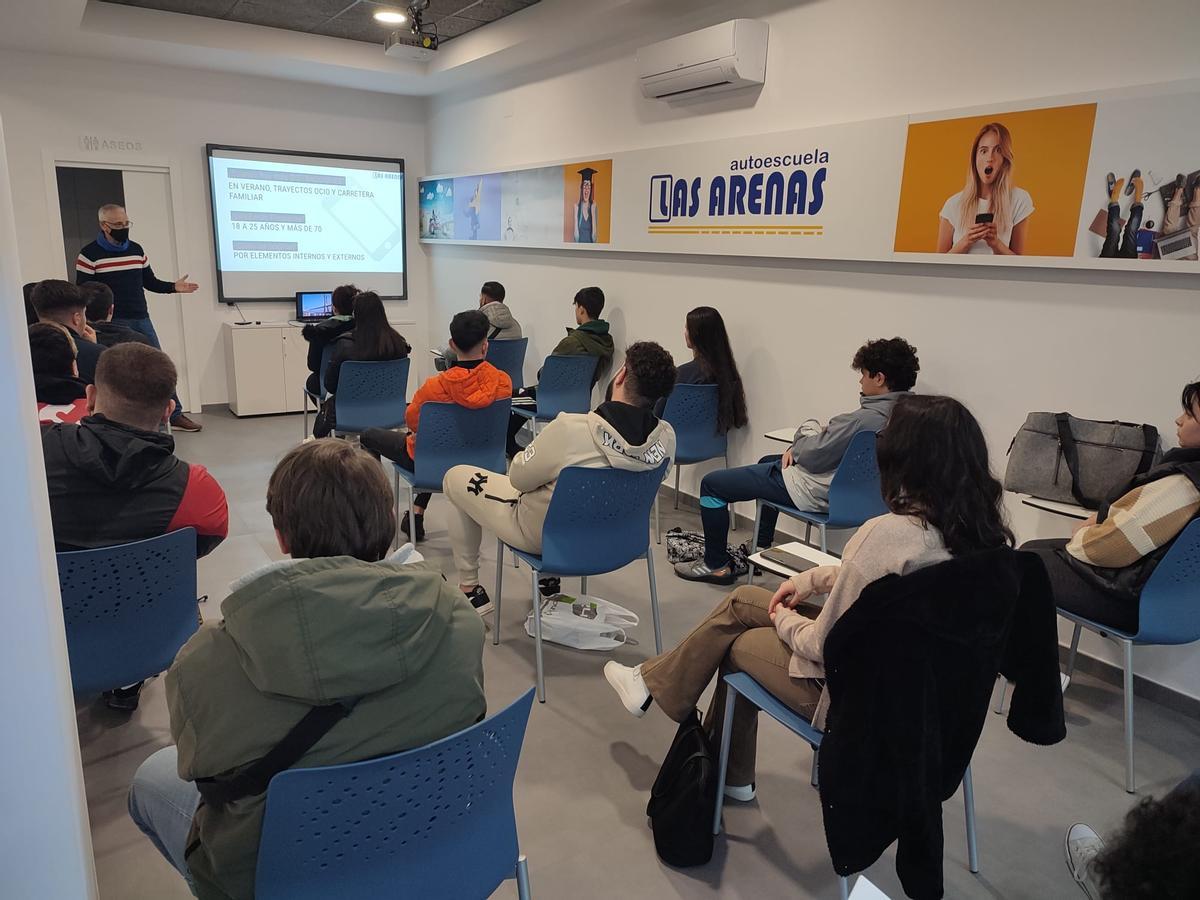 Clase teórica en uno de los centros de Autoescuela Las Arenas.