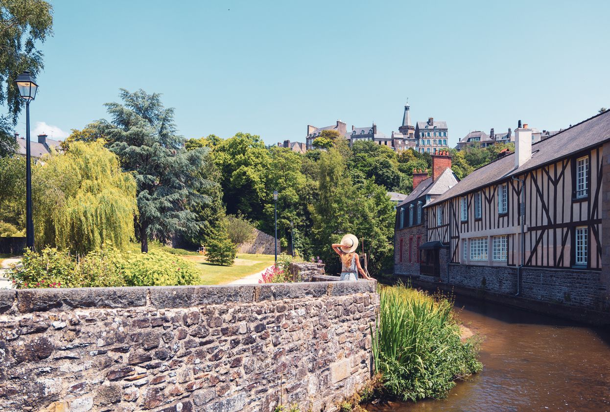 Imagen de una mujer en la ciudad de Fougères.