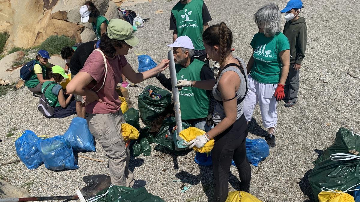 Los voluntarios han recogido casi una tonelada de basura de las playas.