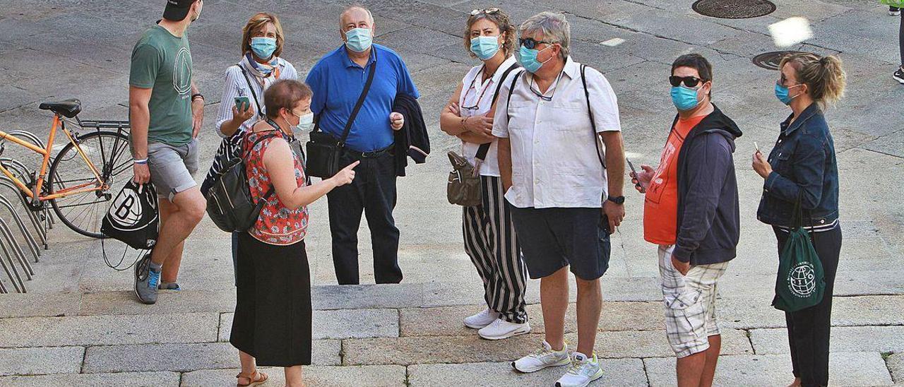 Un grupo de turistas, de visita en la Praza Maior de Ourense.