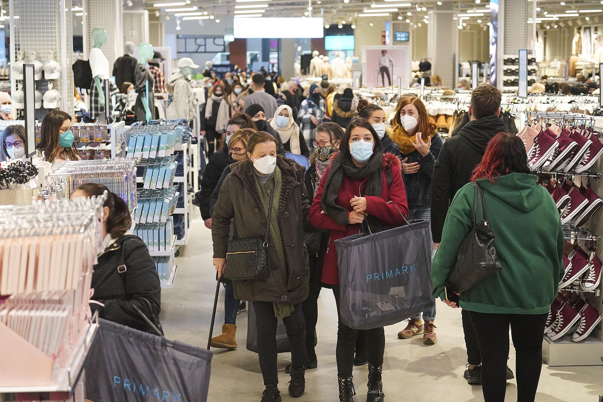 Gran expectació a l'obertura del Primark a l'Espai Gironès de Salt