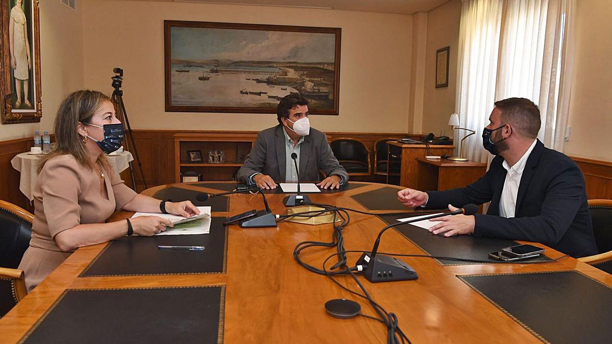 Ethel Vázquez, Martín Fernández Prado y Gonzalo Trenor, ayer en el sede del Puerto.   | // CARLOS PARDELLAS