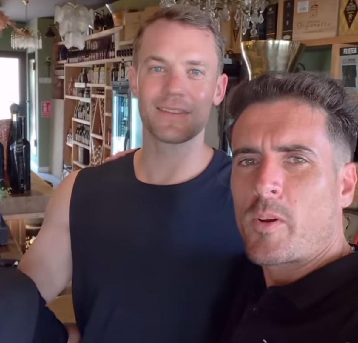 Manuel Neuer scherzt mit Angestellten im Lokal Tutto Sensi in Puerto Portals in Calvià.
