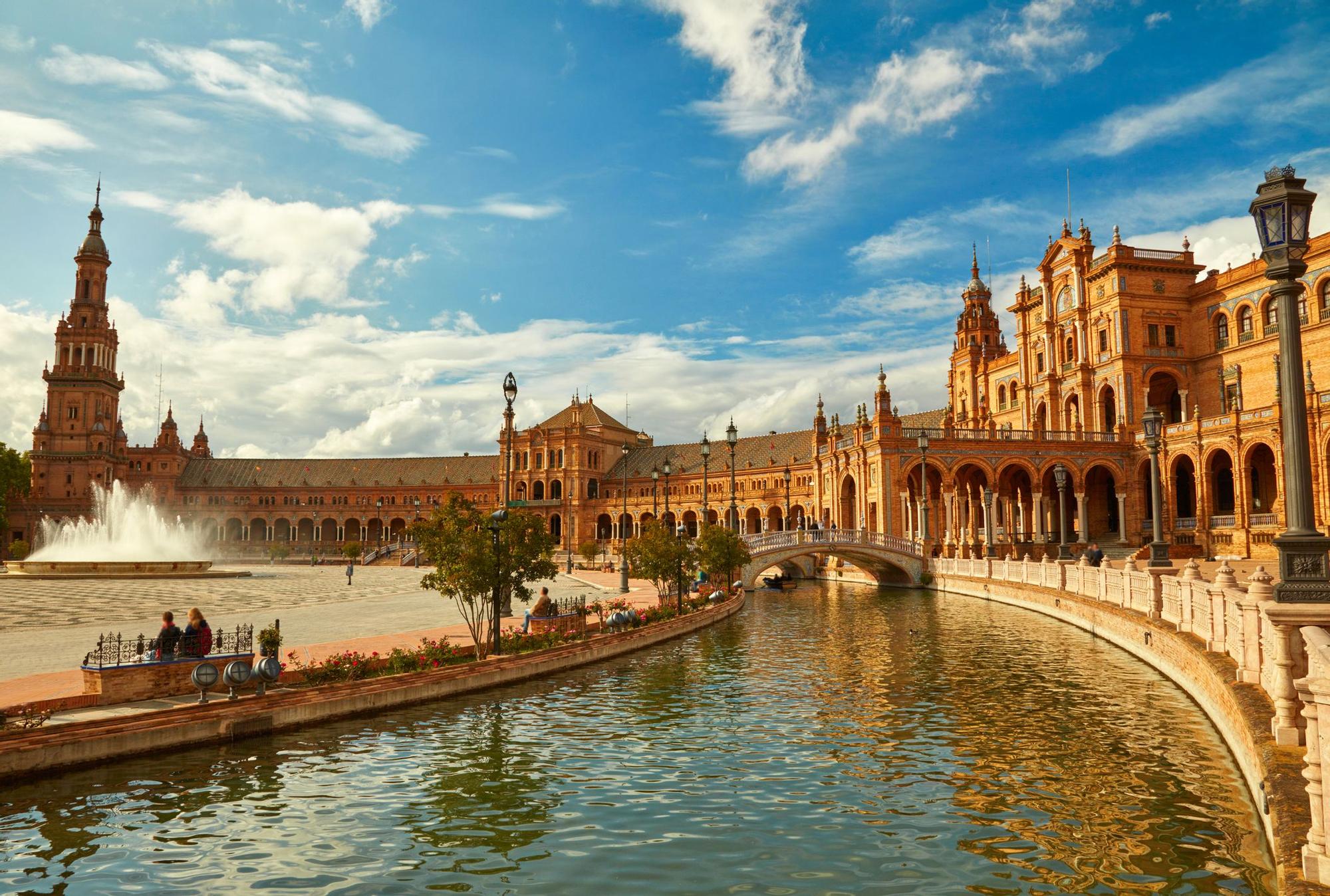 La famosa plaza de España sevillana es una de las más famosas del país