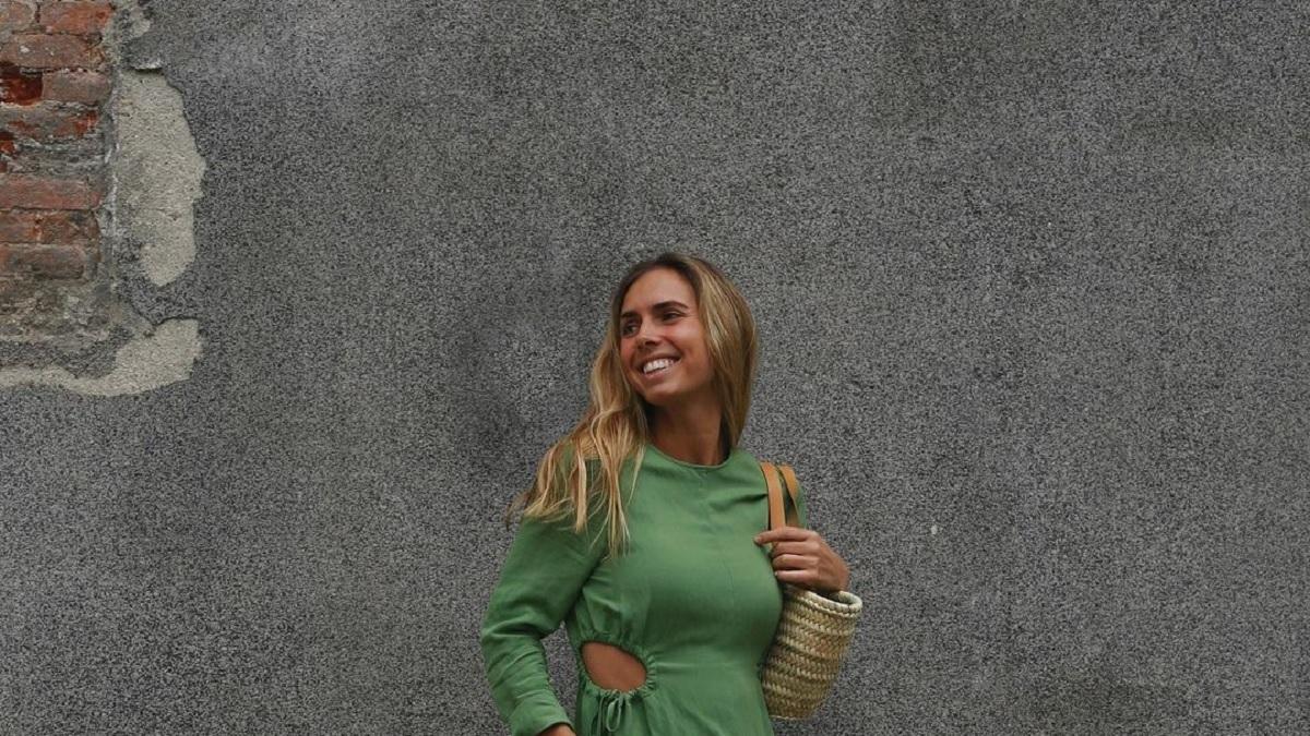 La 'influencer' Lucía Bárcena combina el vestido verde con aberturas de Zara con alpargatas de Polín et moi y capazo