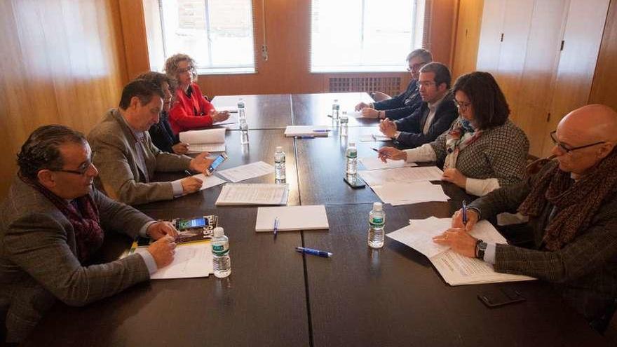 Empresarios y representantes institucionales en el Comité Técnico de Zamora 10, ayer.