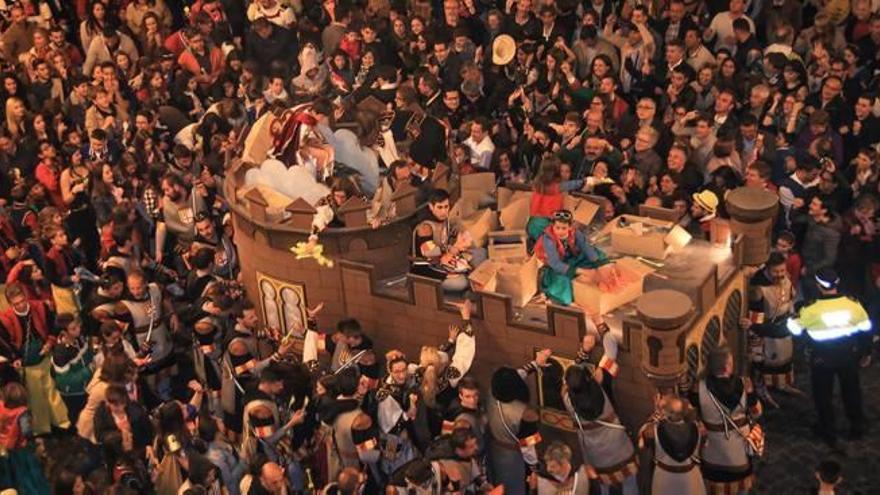 Sant Jordiet lanzando flechas desde su carroza a las miles de personas que se reunieron anoche en la plaza de España para presenciar la Aparición.