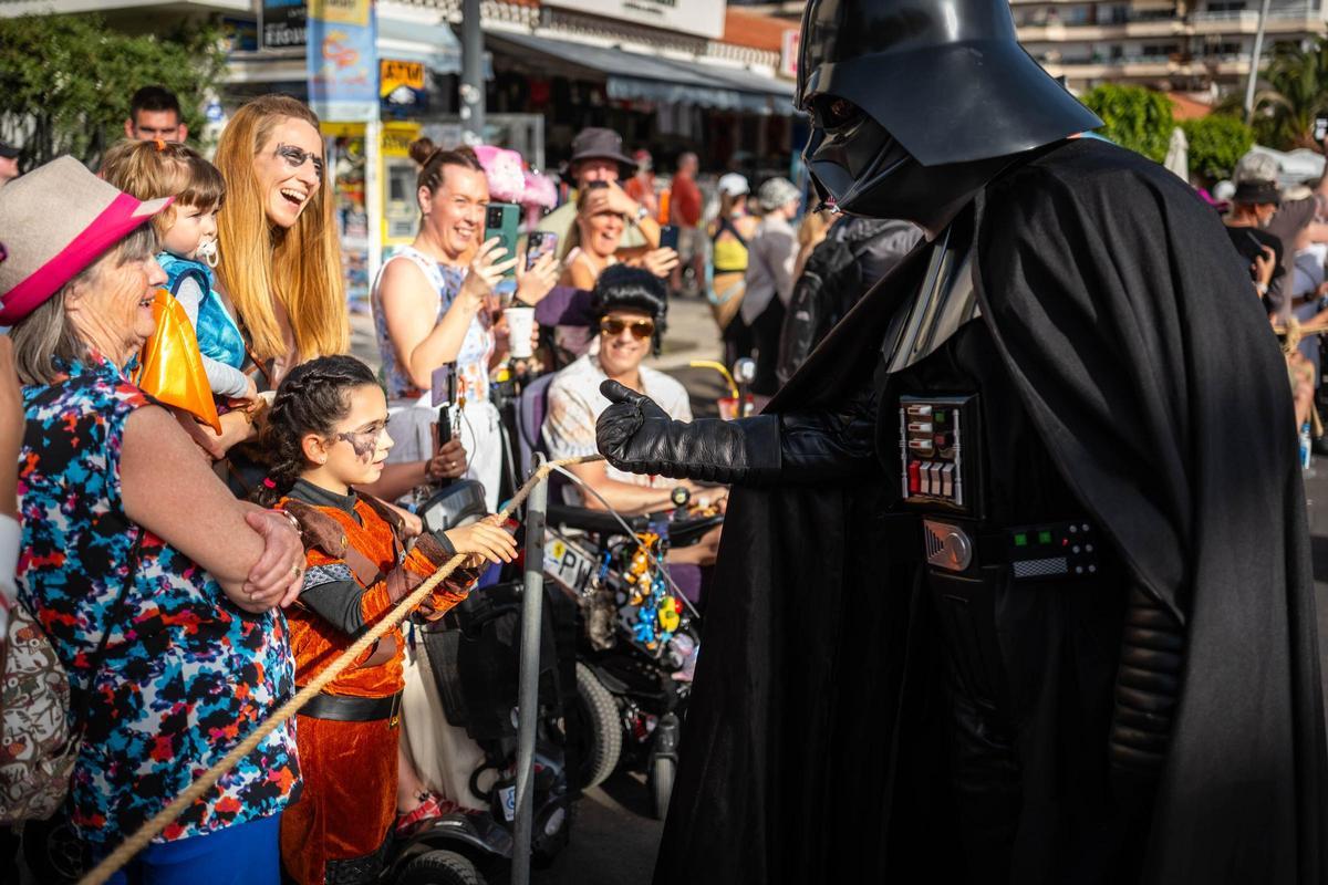 Un participante en el desfile saluda a los espectadores.