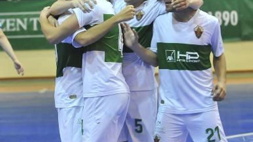 Los jugadores del Elche celebran un gol.