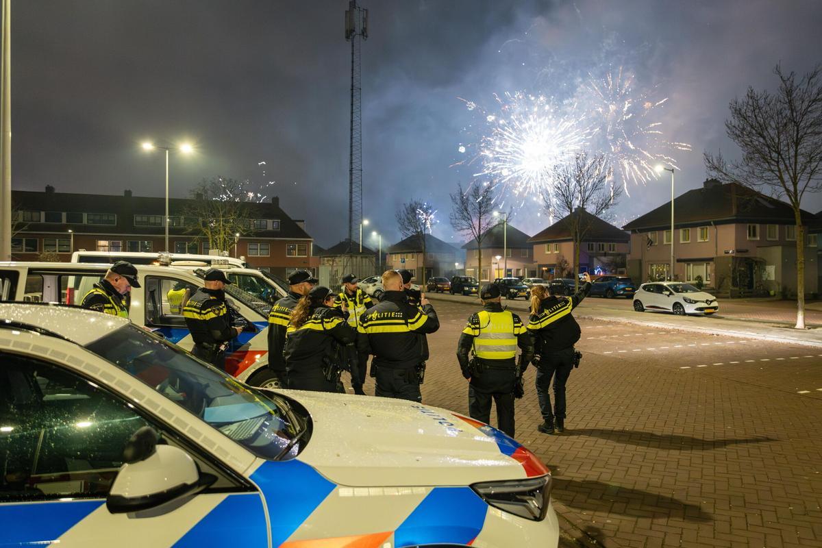 La torre de la iglesia de Vondelkerk arde durante la víspera de Año Nuevo, en Ámsterdam, el 1 de enero de 2026.