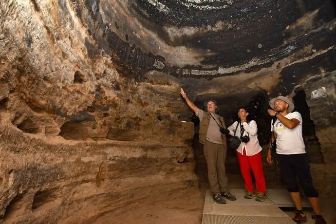 23/08/2019 RISCO CAÍDO. ARTENARA. El arqueólogo, Julio Cuenca, visita Las cuevas de Risco Caído después del incendio.   Fotógrafa: YAIZA SOCORRO.  | 23/08/2019 | Fotógrafo: Yaiza Socorro