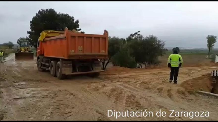 Máquinas de la DPZ trabajando para contener la riada en Quinto