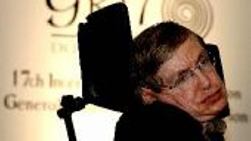 Stephen Hawking revisa la tesis de los agujeros negros