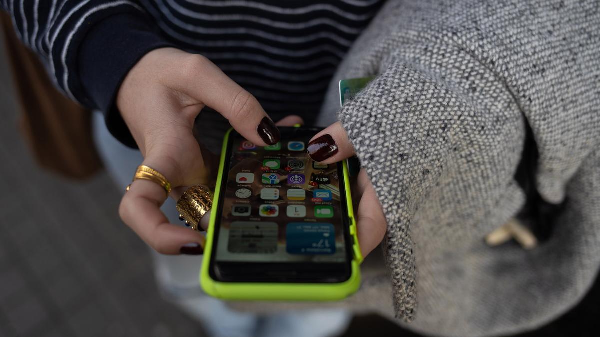 Una persona usa el teléfono móvil.