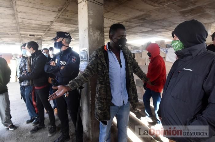 Tensión en San Pío X durante el desalojo de okupas en un edificio abandonado