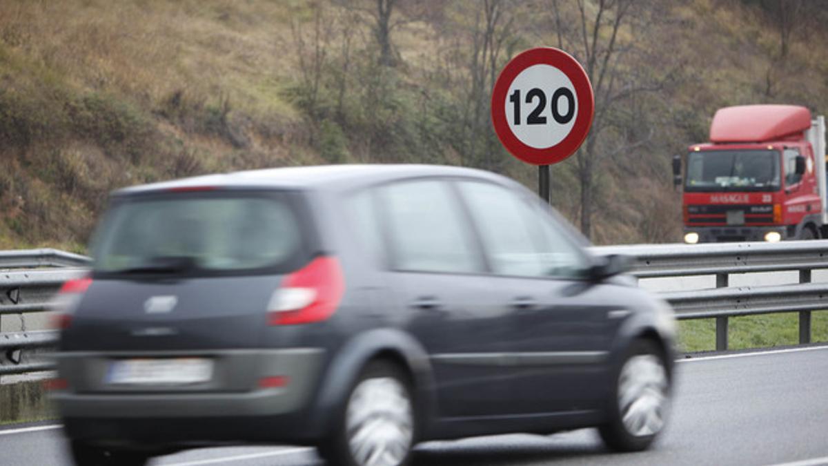 Límite actual de velocidad en autopistas.