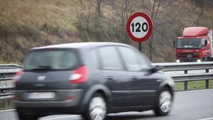 Límite actual de velocidad en autopistas.