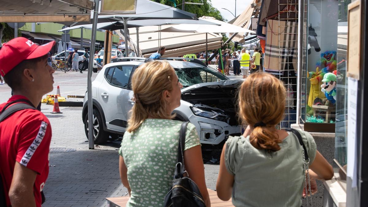 El accidente de un coche que arrasó una terraza en Corralejo, en imágenes