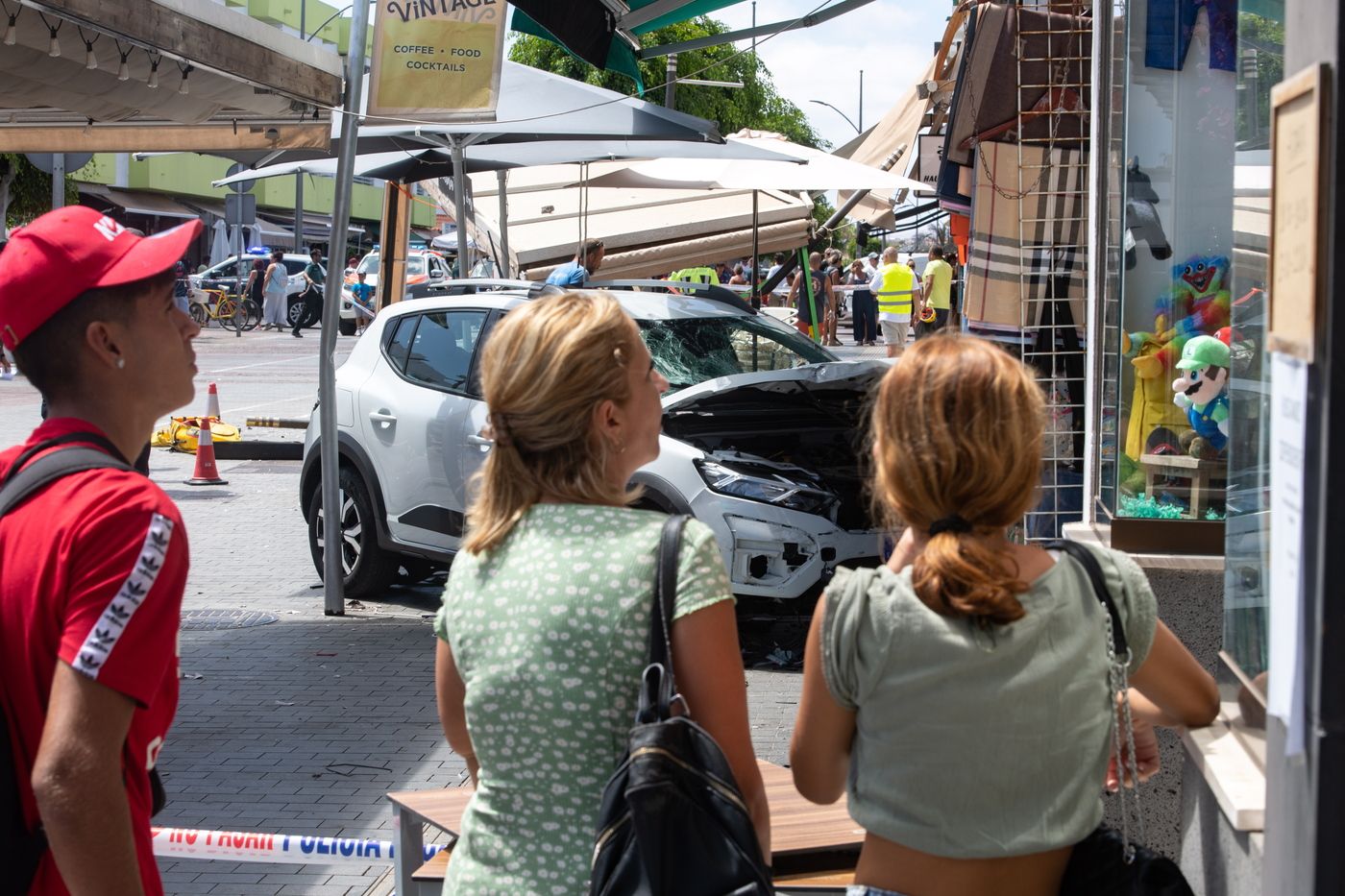 El accidente de un coche que arrasó una terraza en Corralejo, en imágenes