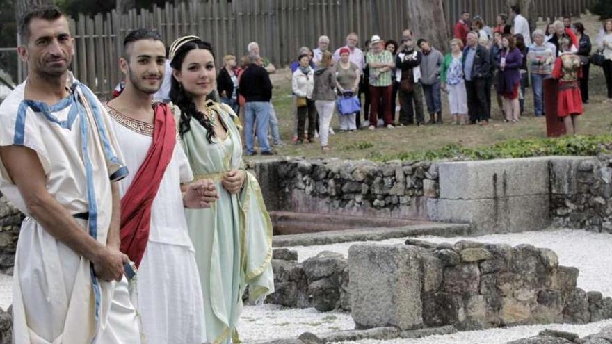 Figurantes vestidos con trajes de romanos, ayer, en la finca de Mirambell.