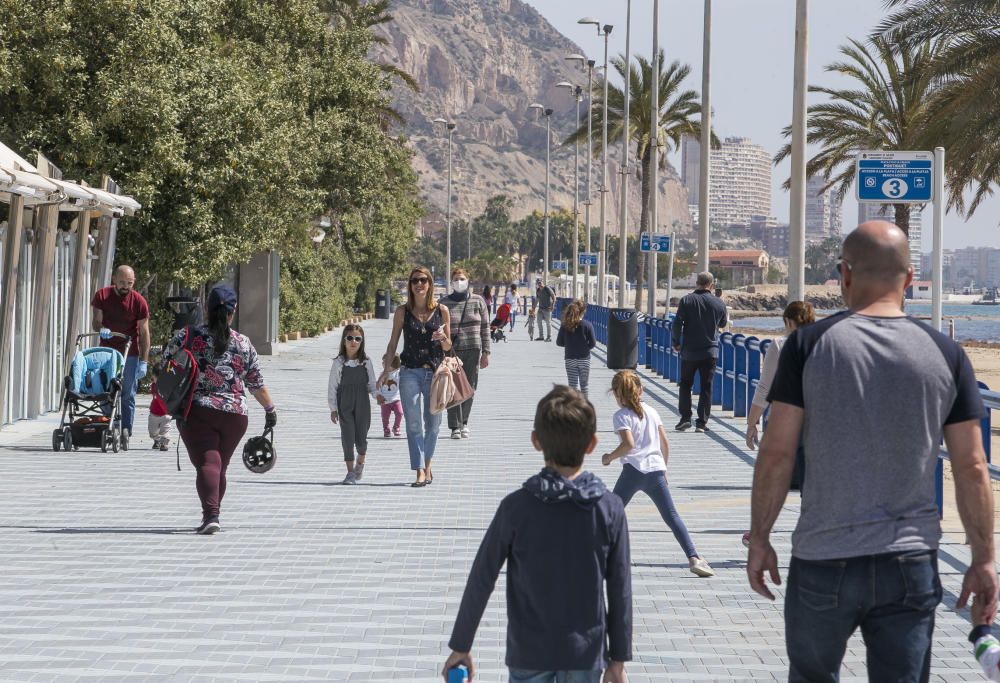 Los más pequeños salen del confinamiento después de más de 40 días pero un gran número de familias salen enteras y no se respeta la distancia de seguridad.