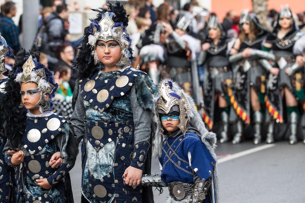 Los bailes y los trajes de los componentes de las comparsas llenaron la calle Alicante y la avenida Ancha de Castelar de colorido y originalidad.