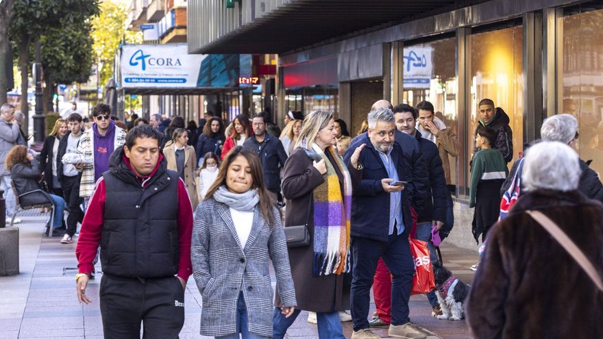 EN IMÁGENES: El  tiempo gélido anima las rebajas en Oviedo