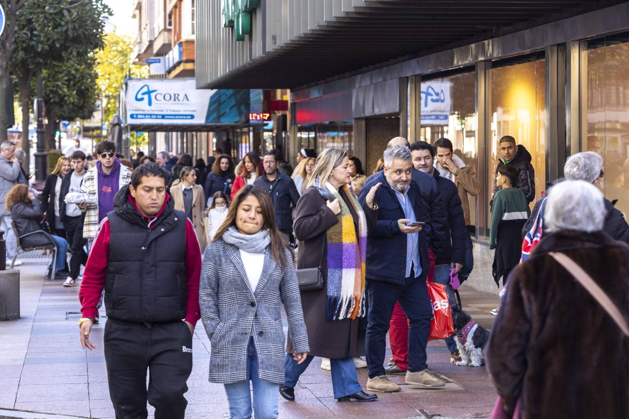EN IMÁGENES: El  tiempo gélido anima las rebajas en Oviedo