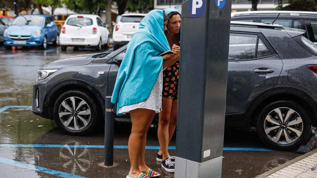 La lluvia torrencial en Formentera provoca más de 15 salidas de los bomberos por inundaciones