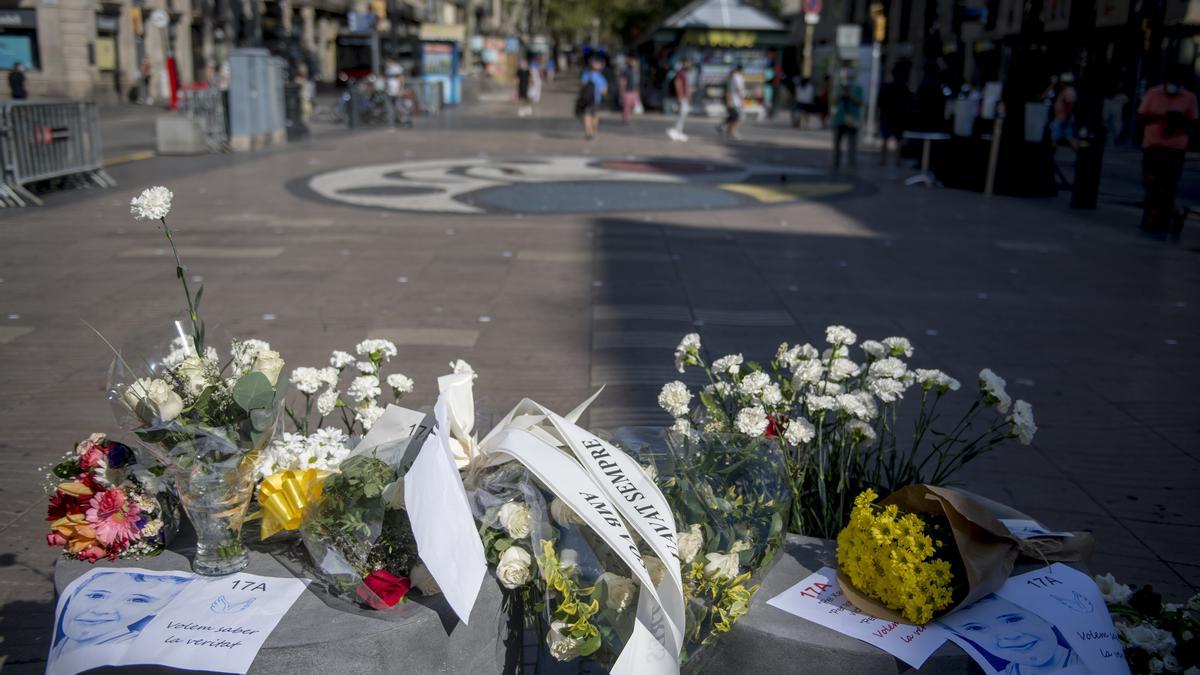 Flores en memoria de las víctimas del ataque.