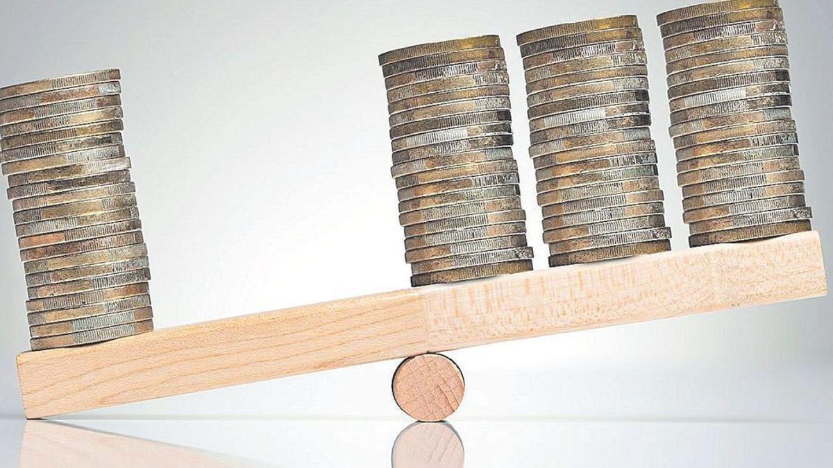 Varias monedas en una tabla de equilibrio.