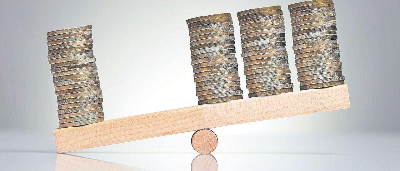 Varias monedas en una tabla de equilibrio.