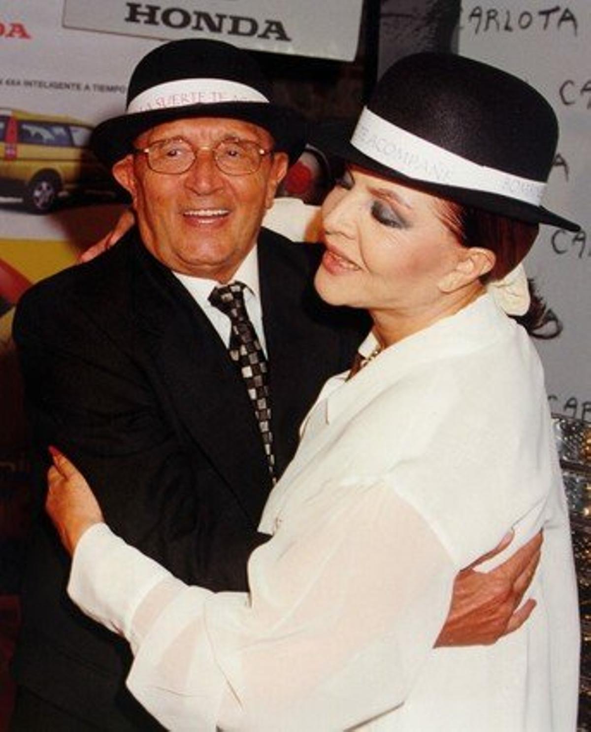 Tony Leblanc y Sara Montiel, premiados con el ’Bombín San Isidro’, en 1999.