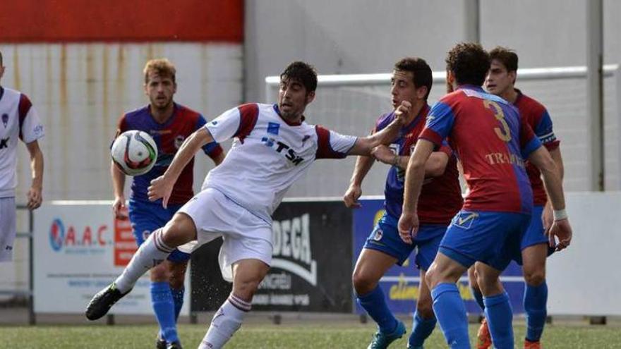 Varios jugadores del Langreo presionan al centrocampista del Roces San Eloy.