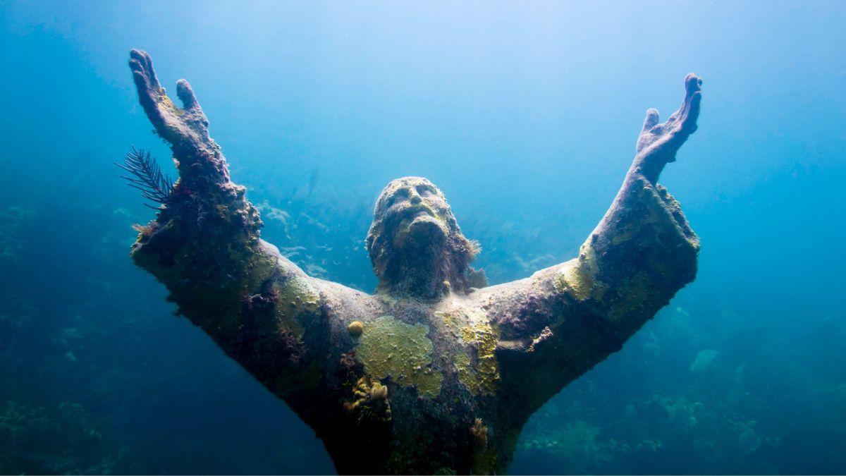 El Cristo de los Abismos es una de las esculturas submarinas más famosas.