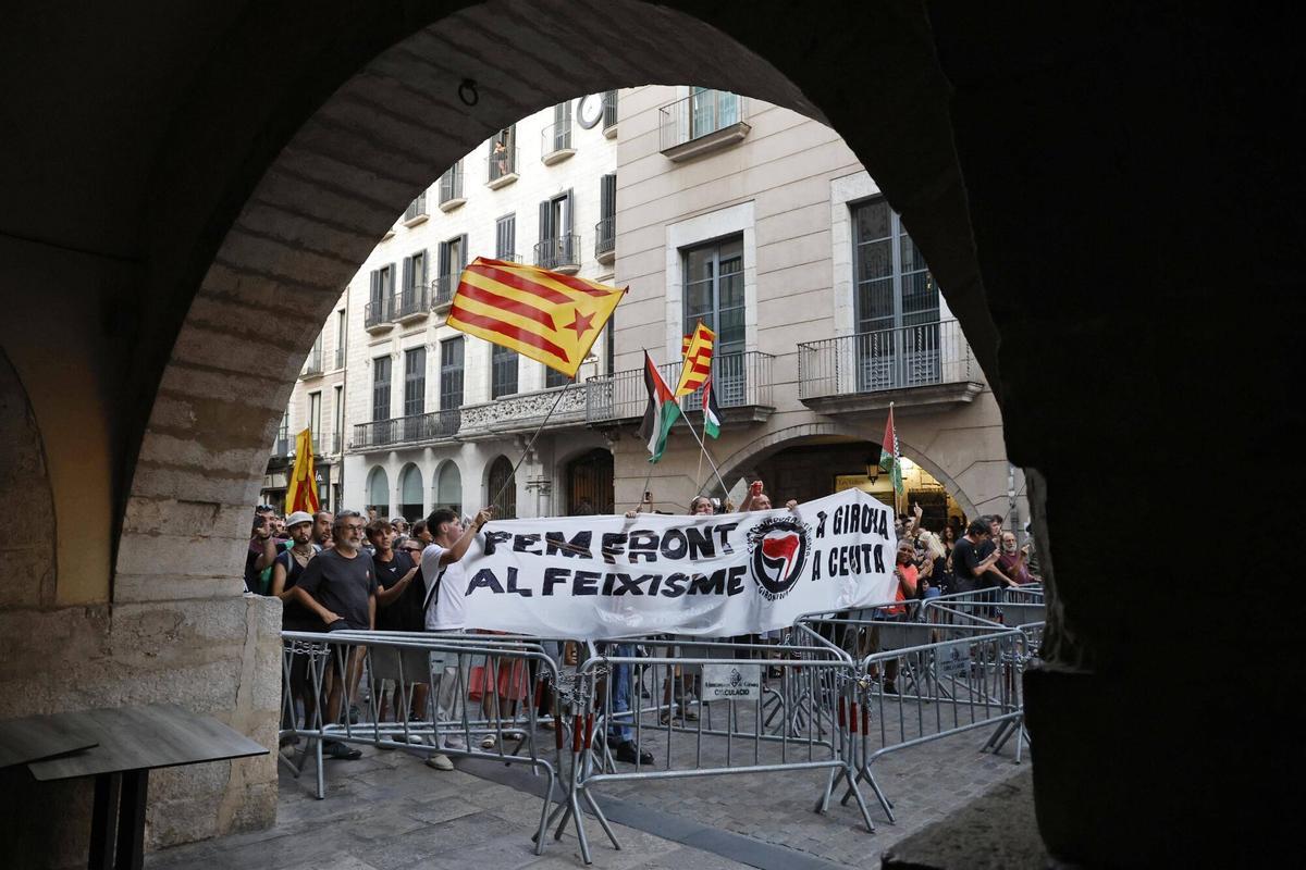 Les imatges de la manifestació i contramanifestació per l'entrada d'immigrants a Ceuta Les imatges de la manifestació i contramanifestació per l'entrada d'immigrants a Ceuta