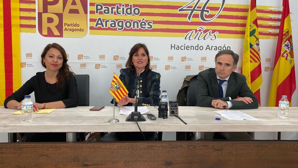 Marina Sevilla, Elena Allúe y Xavier de Pedro, representantes del sector crítico del PAR, este jueves en la rueda de prensa ofrecida en la sede del partido.