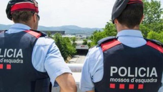 Dos heridos por arma blanca en una pelea en un piso de Barcelona