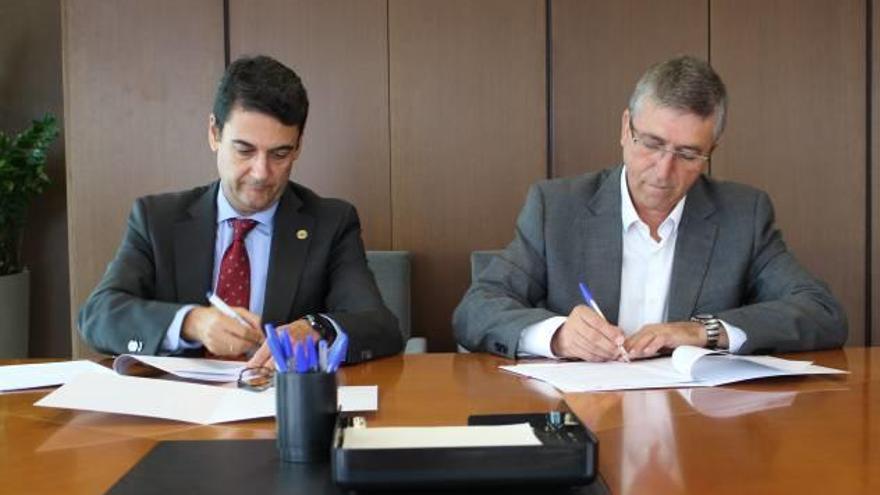 El rector Francisco Mora y el conseller Climent firman el convenio.