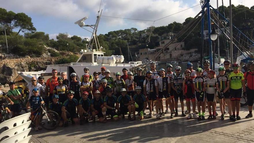 Exitosa vuelta en bicicleta de montaña y tradicional  &#039;rompuda d&#039;olles&#039; en Cala Figuera