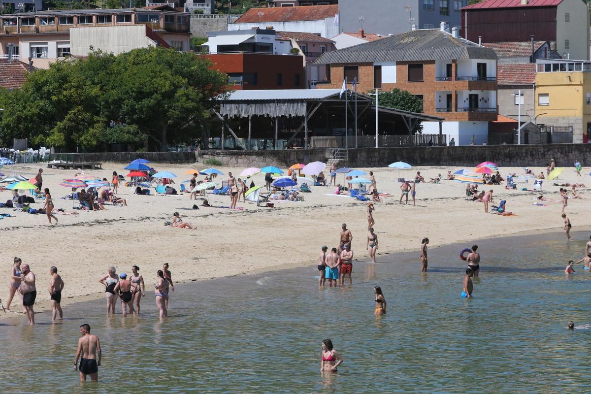La playa de Banda do Río, con bandera azul, y el antiguo astillero, para el que también se solicita esta distinción como centro de interpretación.